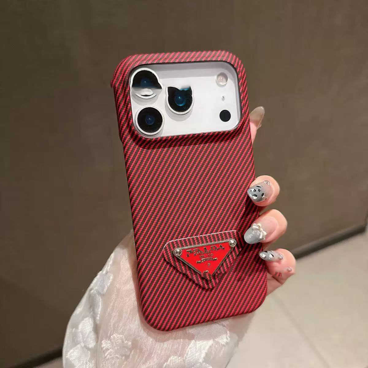 #65  スマホケース   カーボン調  耐衝撃・防振性能に優れ、iPhone13-17 に対応