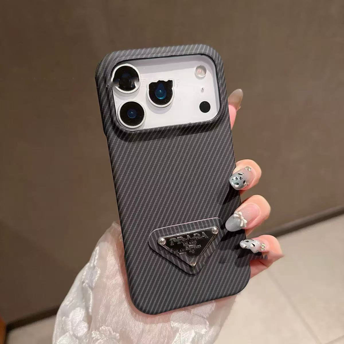 #65  スマホケース   カーボン調  耐衝撃・防振性能に優れ、iPhone13-17 に対応