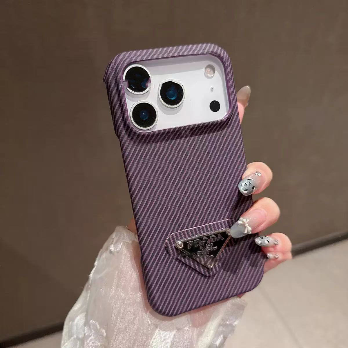 #65  スマホケース   カーボン調  耐衝撃・防振性能に優れ、iPhone13-17 に対応
