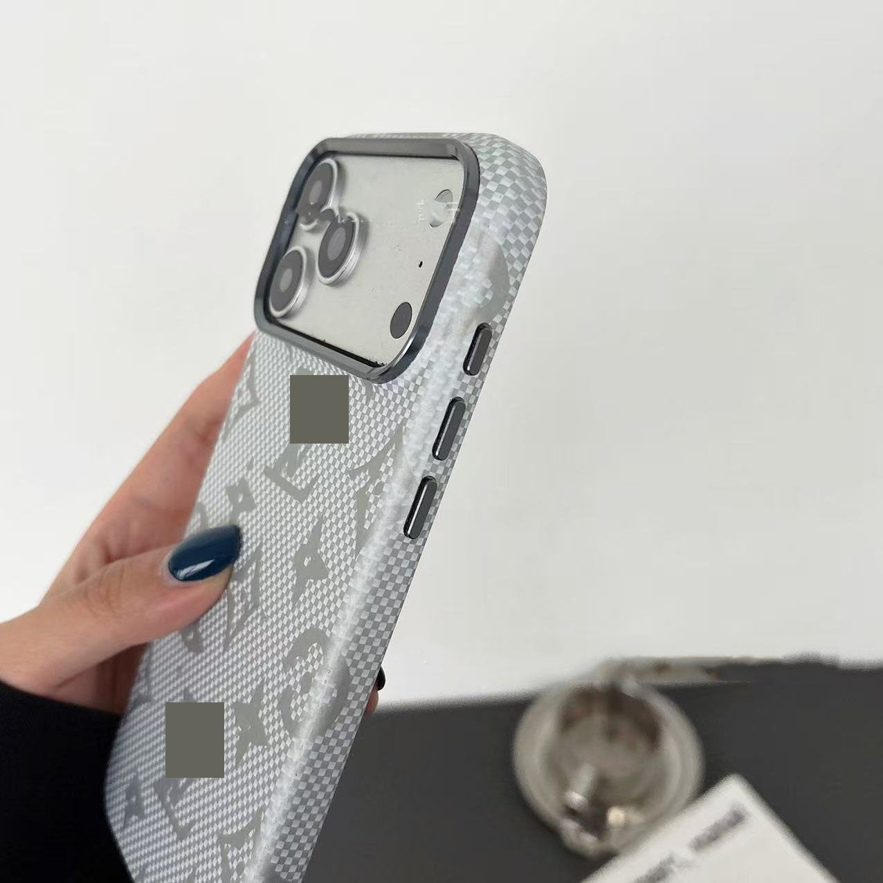 #66  スマホケース   カーボン調  耐衝撃・防振性能に優れ、iPhone14-17 に対応