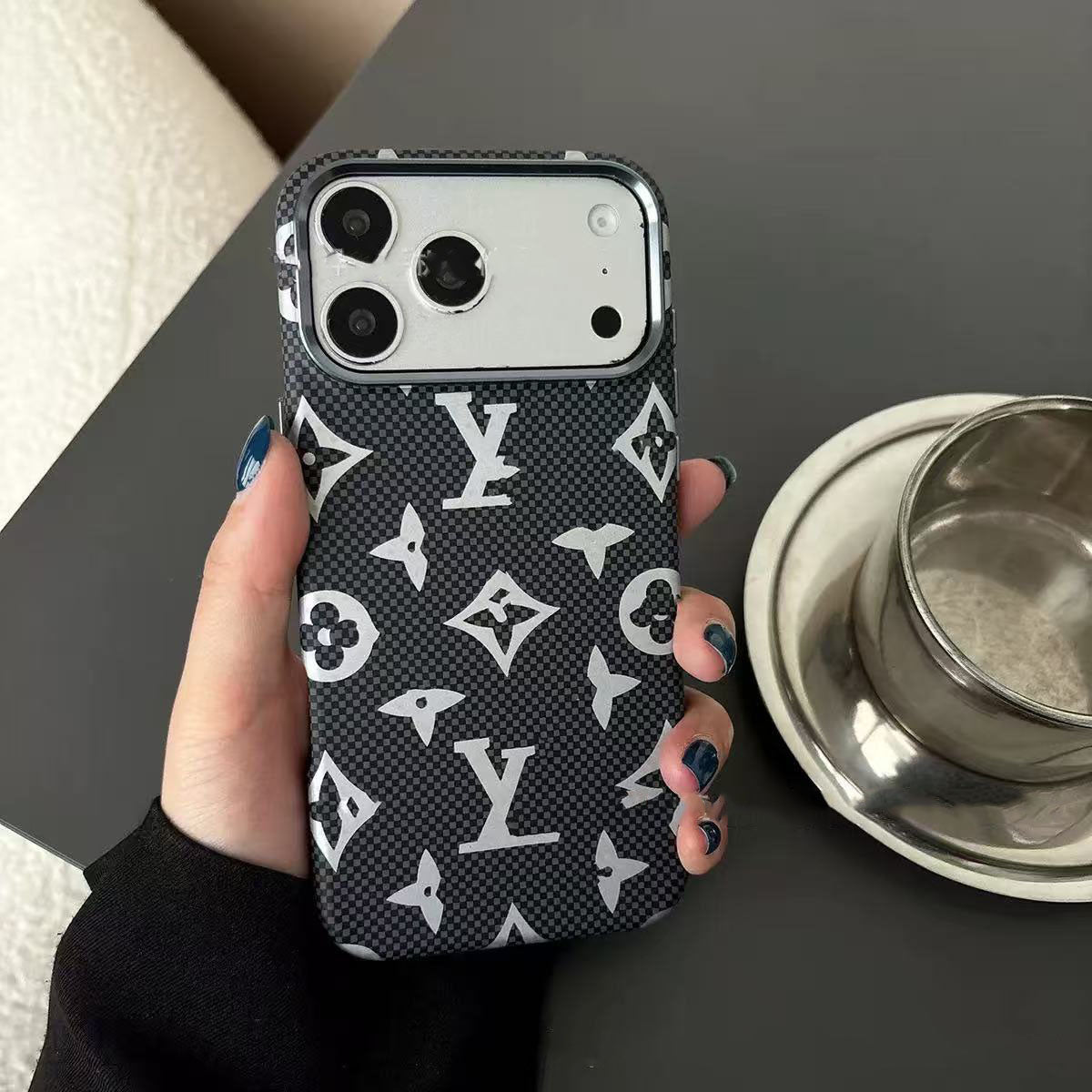 #66  スマホケース   カーボン調  耐衝撃・防振性能に優れ、iPhone14-17 に対応