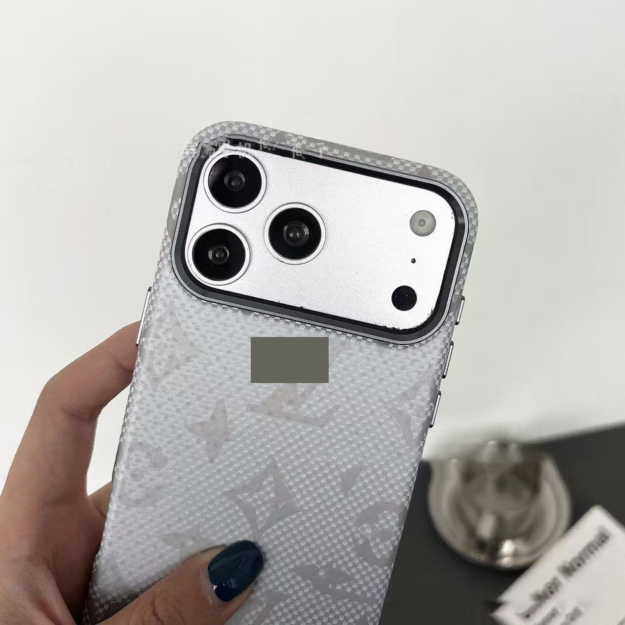 #66  スマホケース   カーボン調  耐衝撃・防振性能に優れ、iPhone14-17 に対応