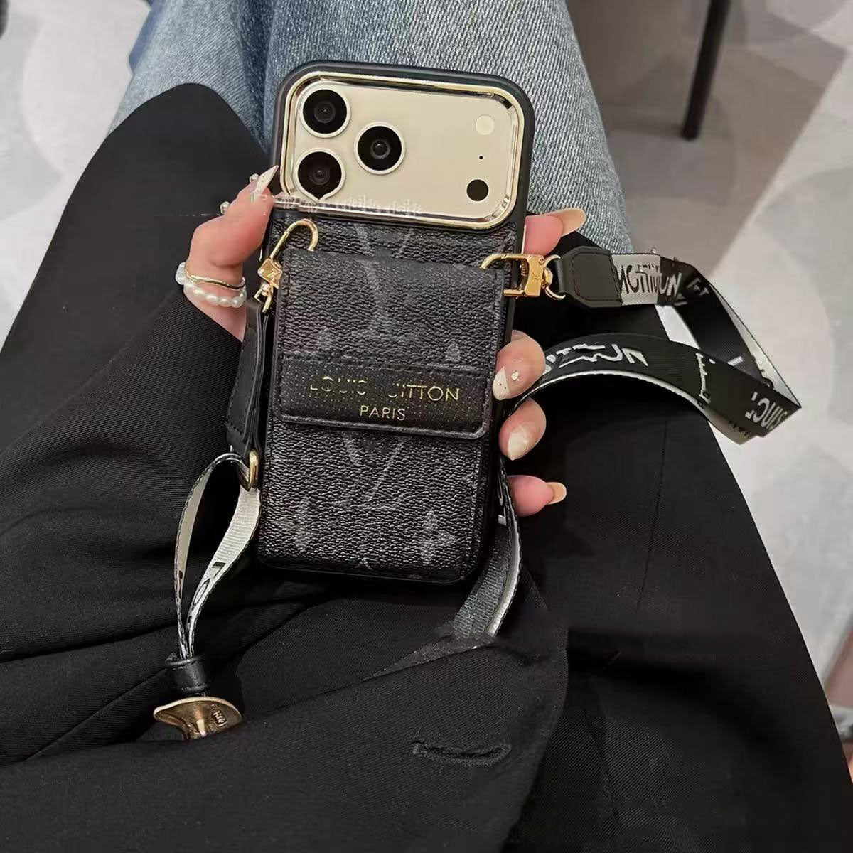 #430  スマホケース  紐付き カードケース付き 耐衝撃・防振性能に優れ、iPhone に対応