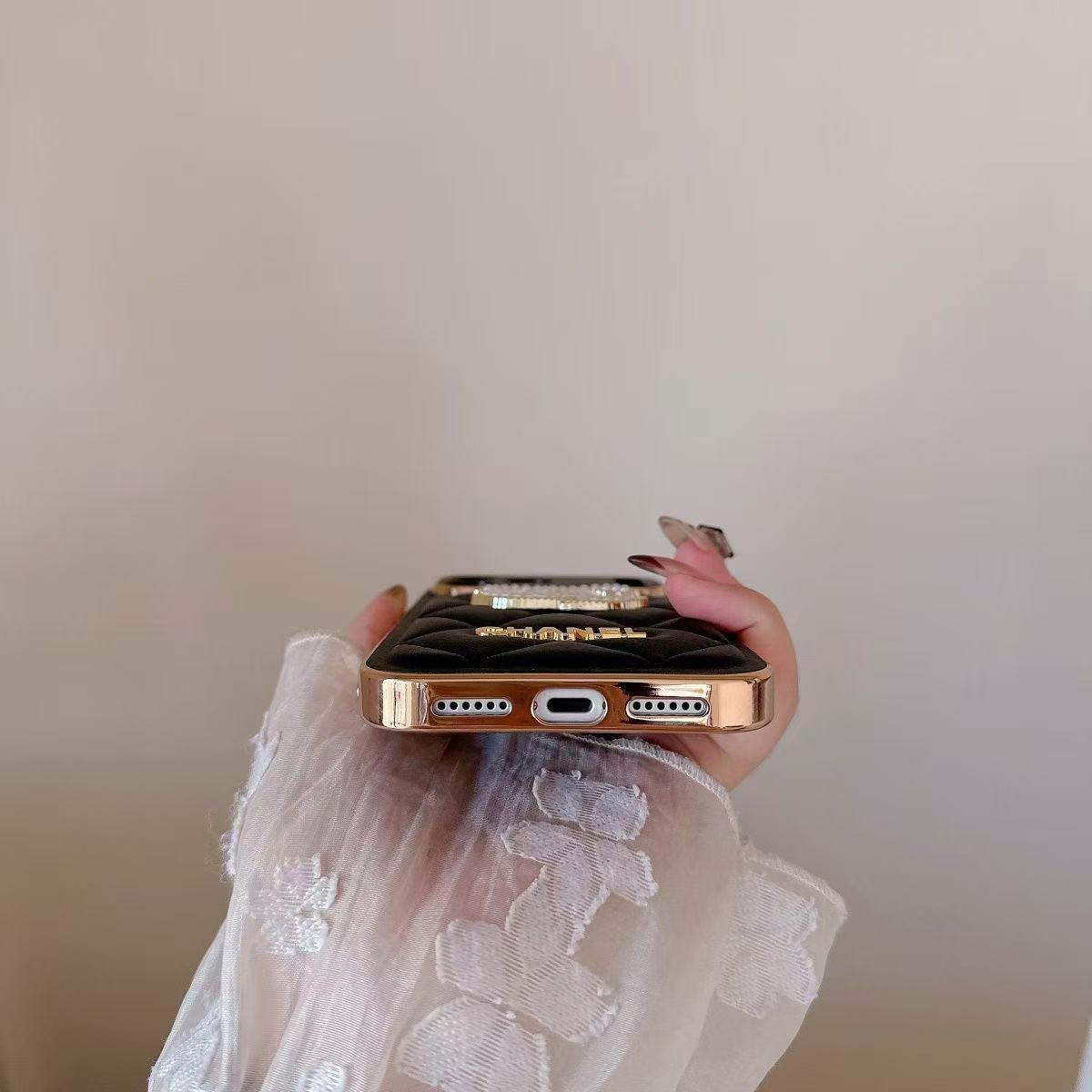 #221  スマホケース    耐衝撃・防振性能に優れ、iPhone14-17 に対応