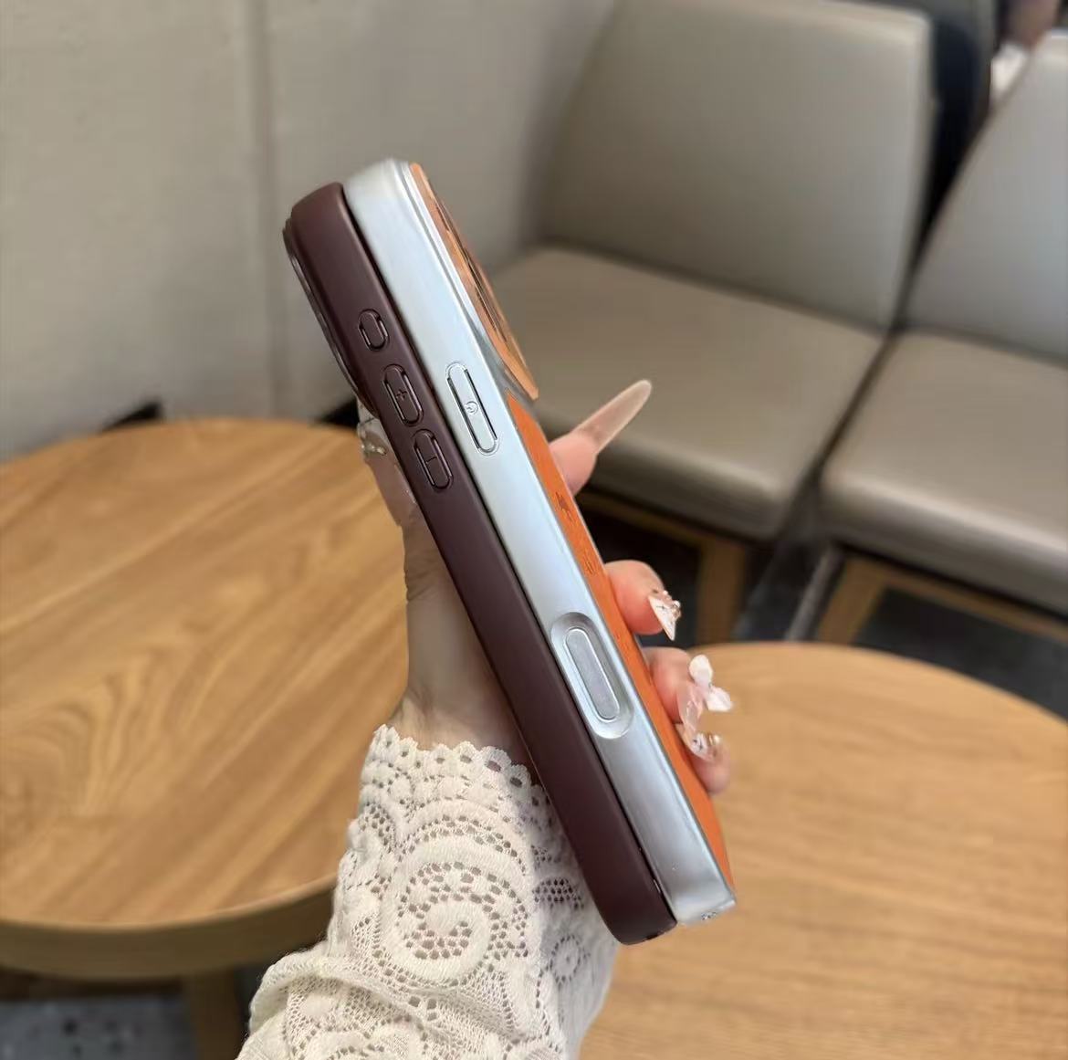 #73  スマホケース   耐衝撃・防振性能に優れ  iPhone14-17 に対応