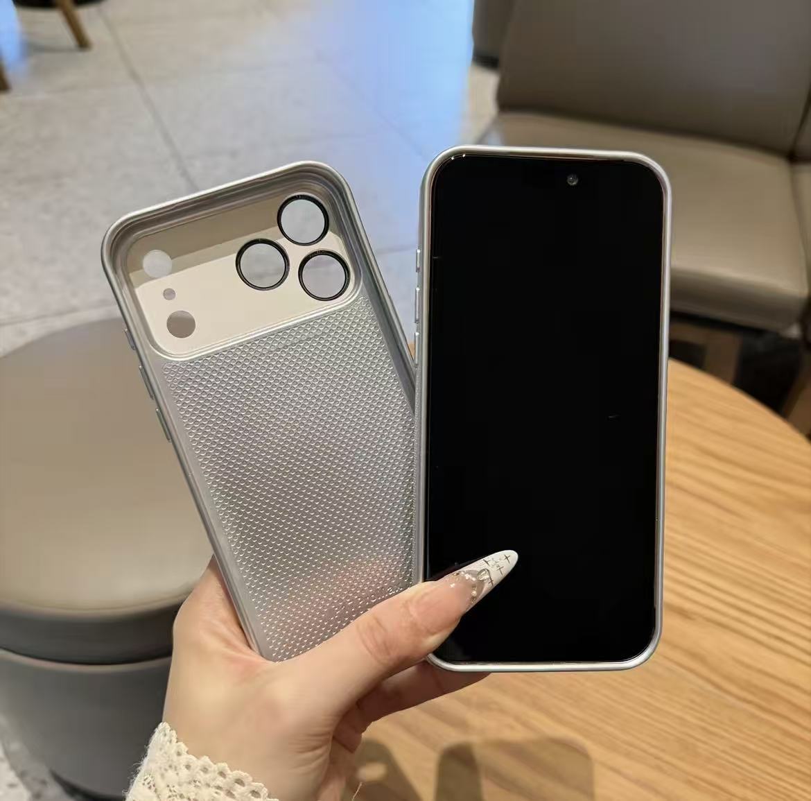#73  スマホケース   耐衝撃・防振性能に優れ  iPhone14-17 に対応