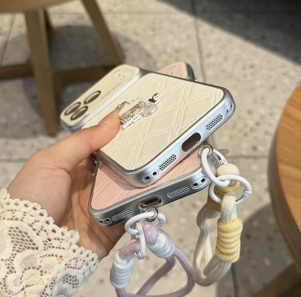 #224  スマホケース   手首紐付き、レンズ保護カバー付き  耐衝撃・防振性能に優れ  iPhone14-17 に対応