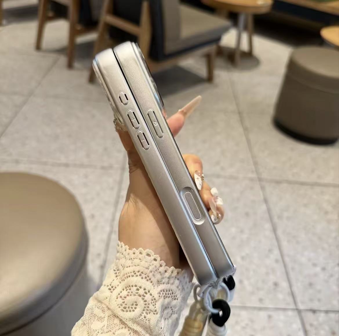 #224  スマホケース   手首紐付き、レンズ保護カバー付き  耐衝撃・防振性能に優れ  iPhone14-17 に対応