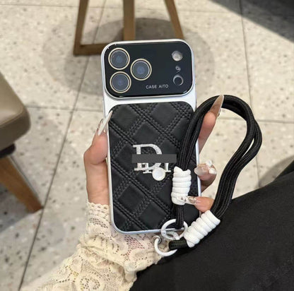 #224  スマホケース   手首紐付き、レンズ保護カバー付き  耐衝撃・防振性能に優れ  iPhone14-17 に対応