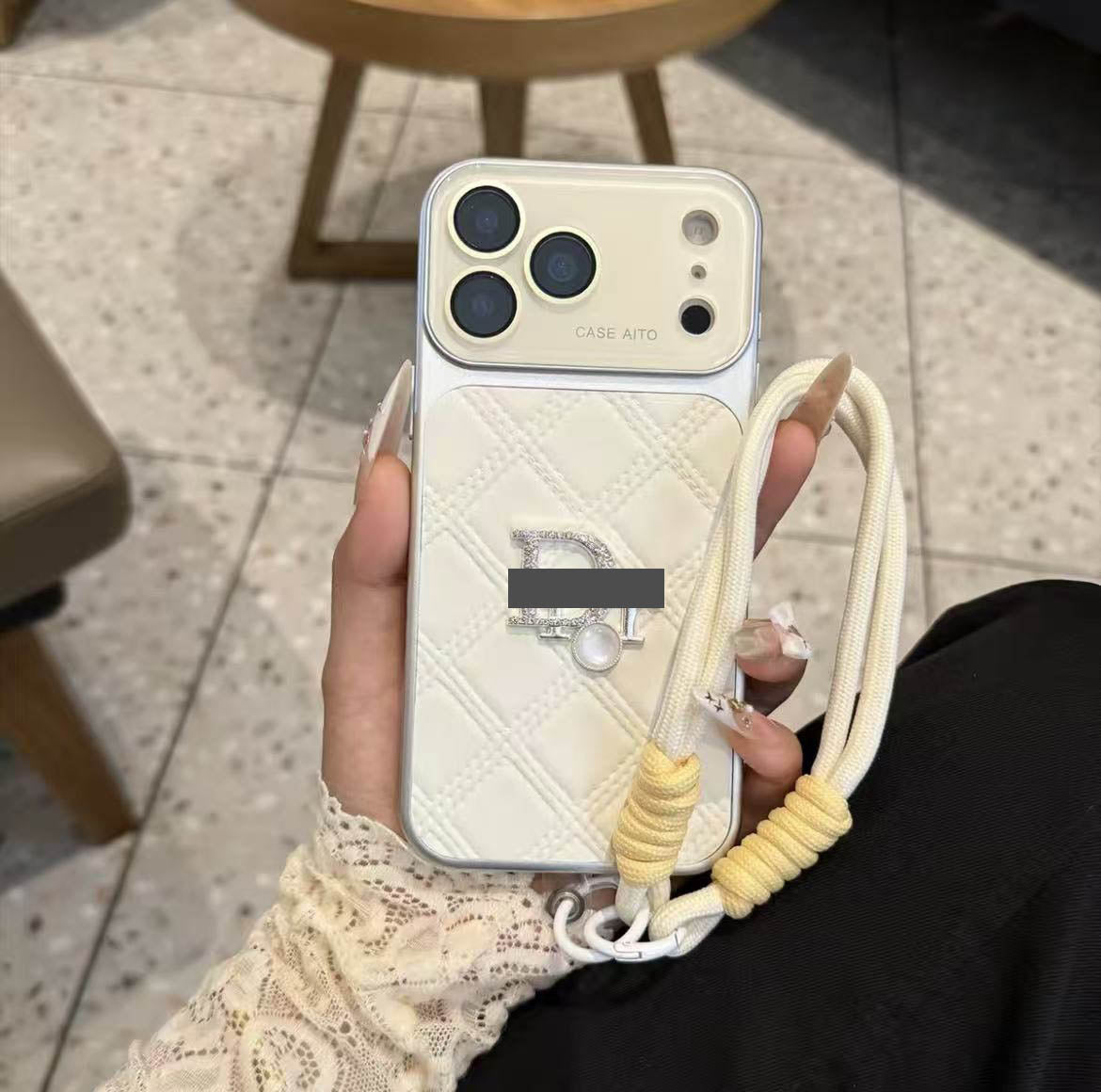 #224  スマホケース   手首紐付き、レンズ保護カバー付き  耐衝撃・防振性能に優れ  iPhone14-17 に対応