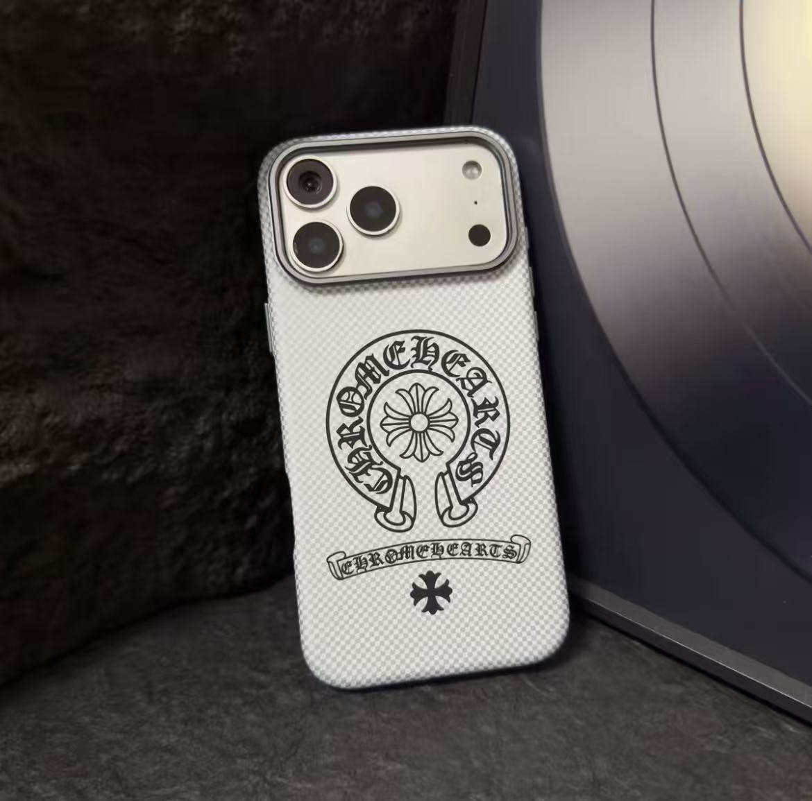 #74  スマホケース   カーボン調  耐衝撃・防振性能に優れ  iPhone14-17 に対応