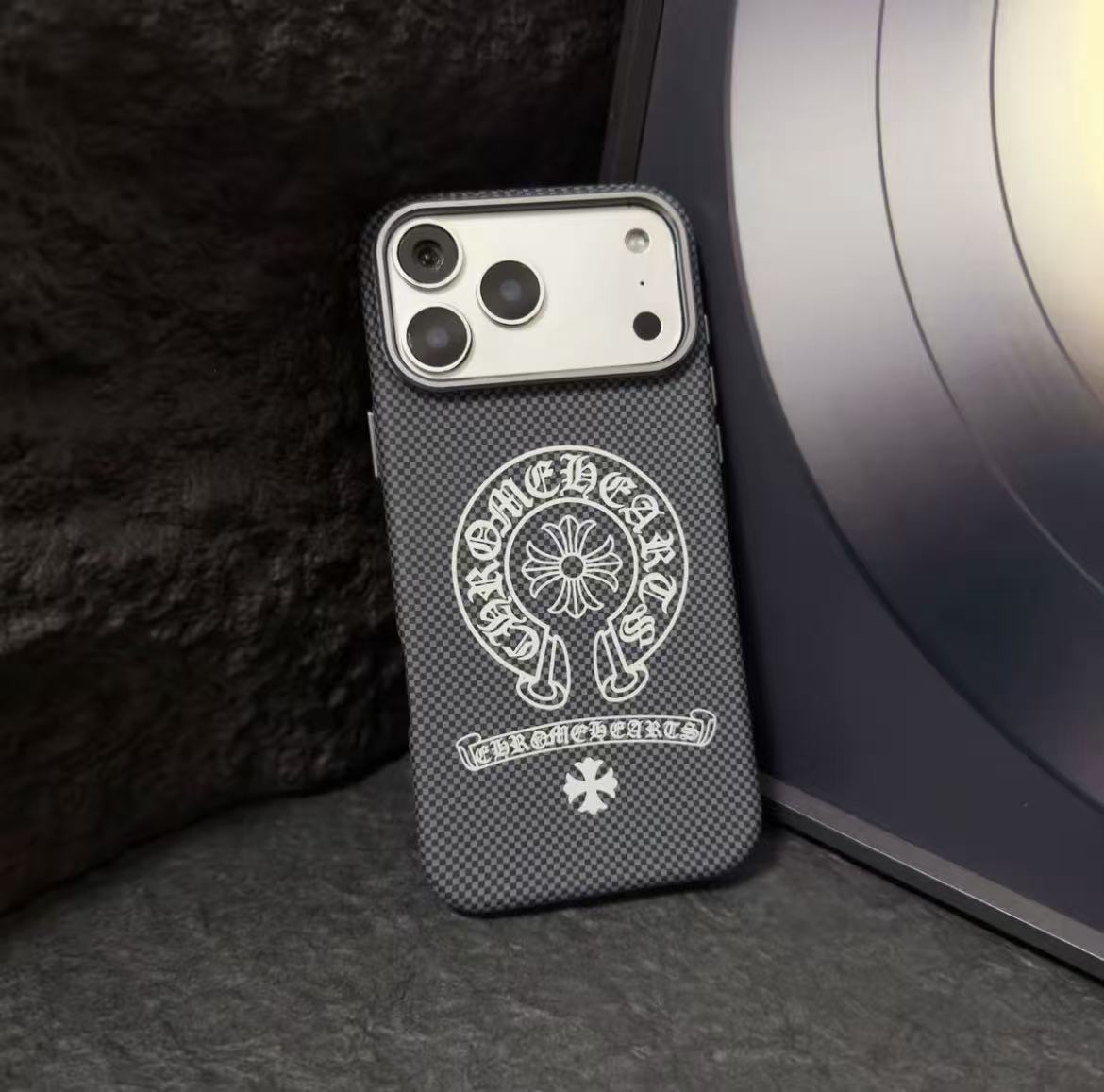 #74  スマホケース   カーボン調  耐衝撃・防振性能に優れ  iPhone14-17 に対応