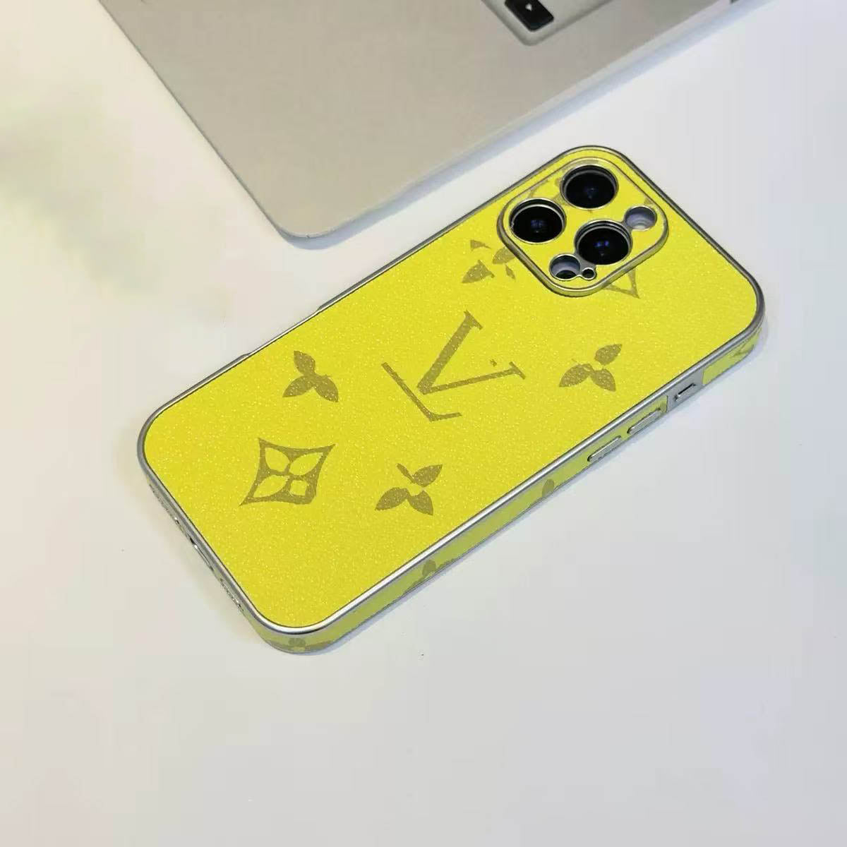 #64  スマホケース  耐衝撃・防振性能に優れ、iPhone に対応