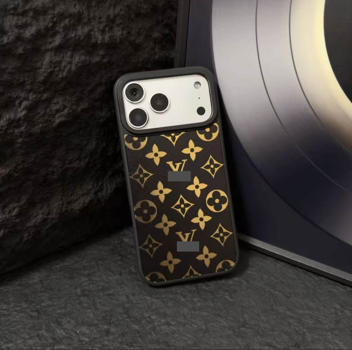 #75  スマホケース   耐衝撃・防振性能に優れ  iPhone14-17 に対応