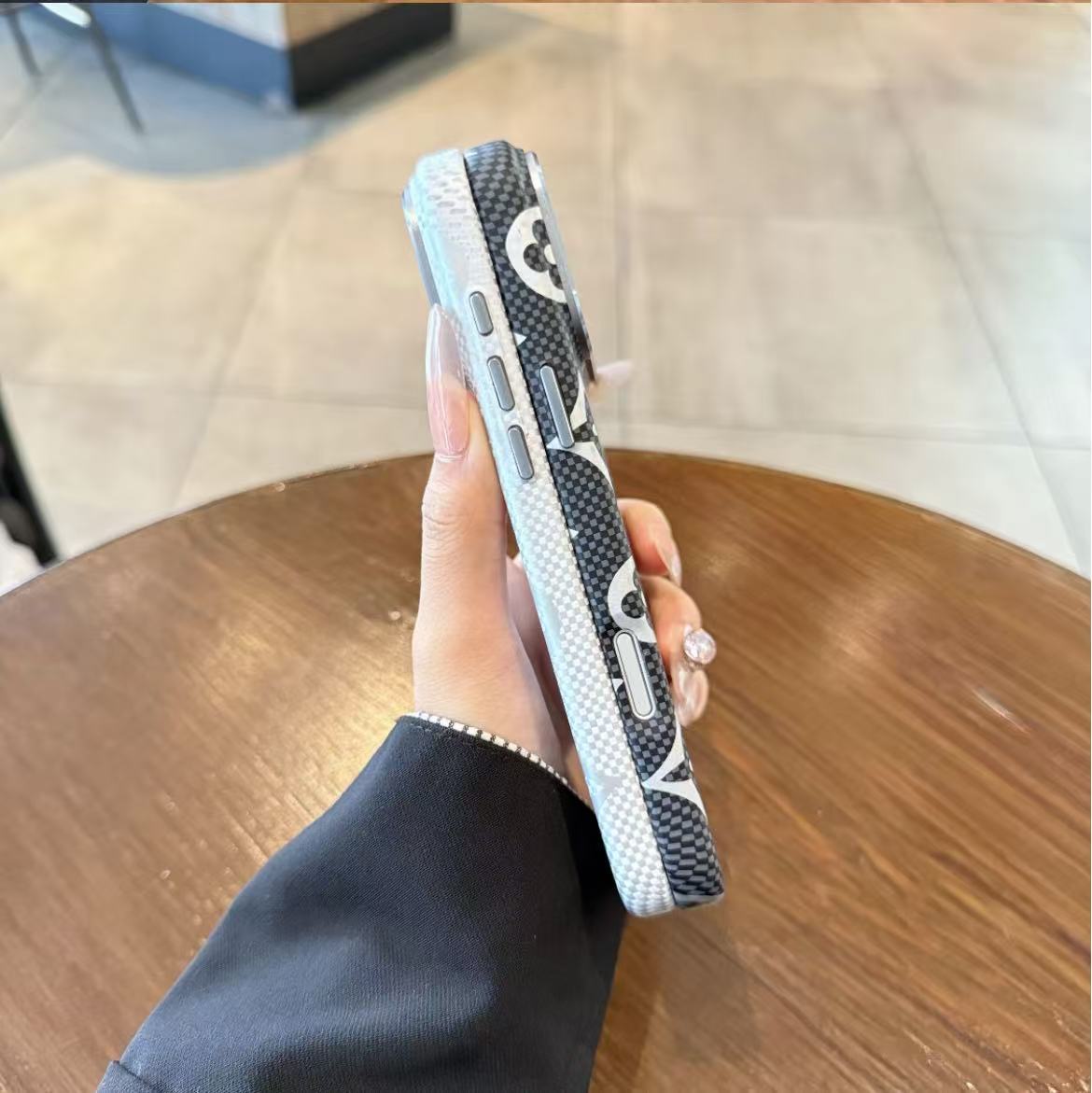#66  スマホケース   カーボン調  耐衝撃・防振性能に優れ  iPhone14-17 に対応