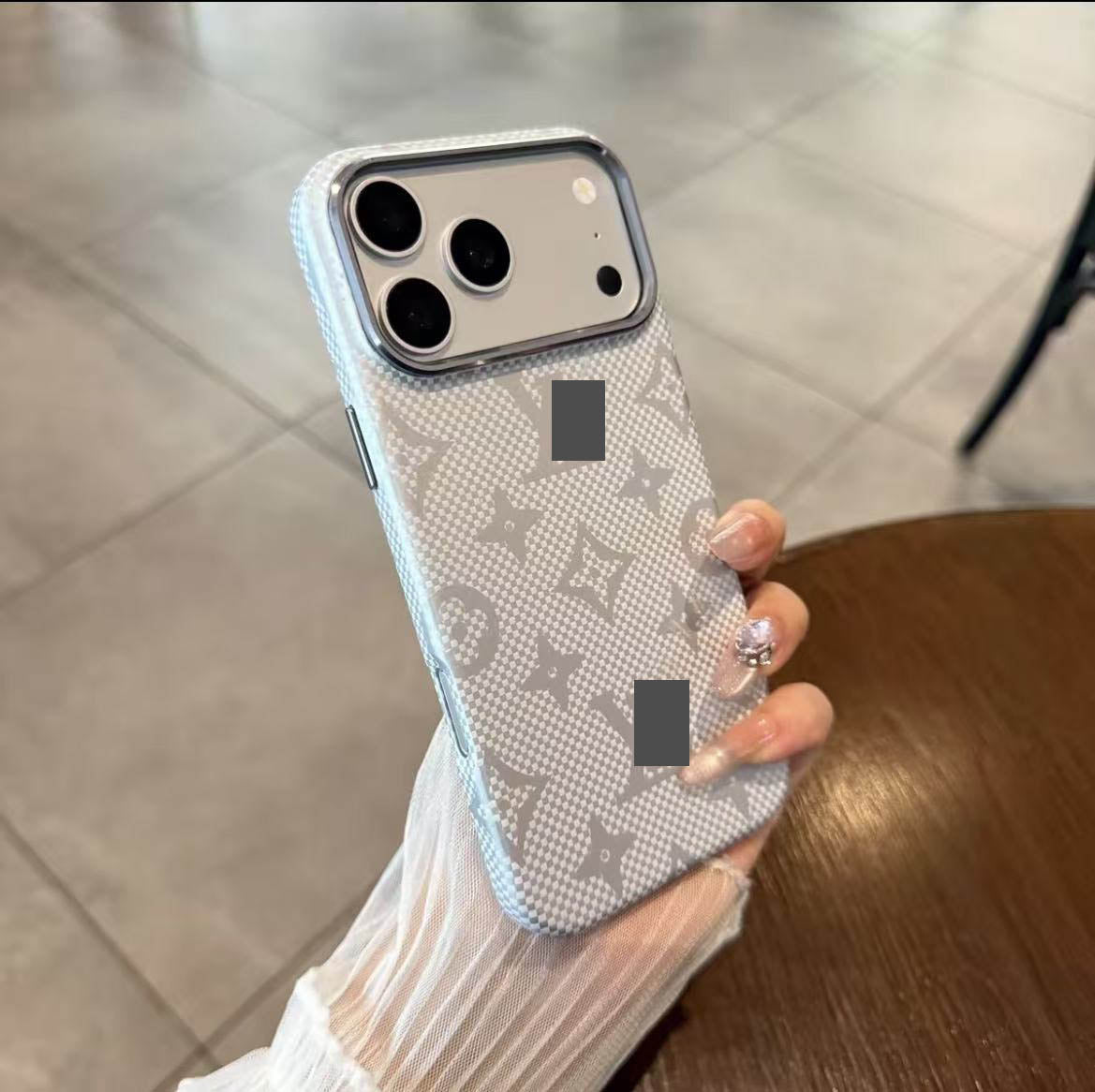 #66  スマホケース   カーボン調  耐衝撃・防振性能に優れ  iPhone14-17 に対応