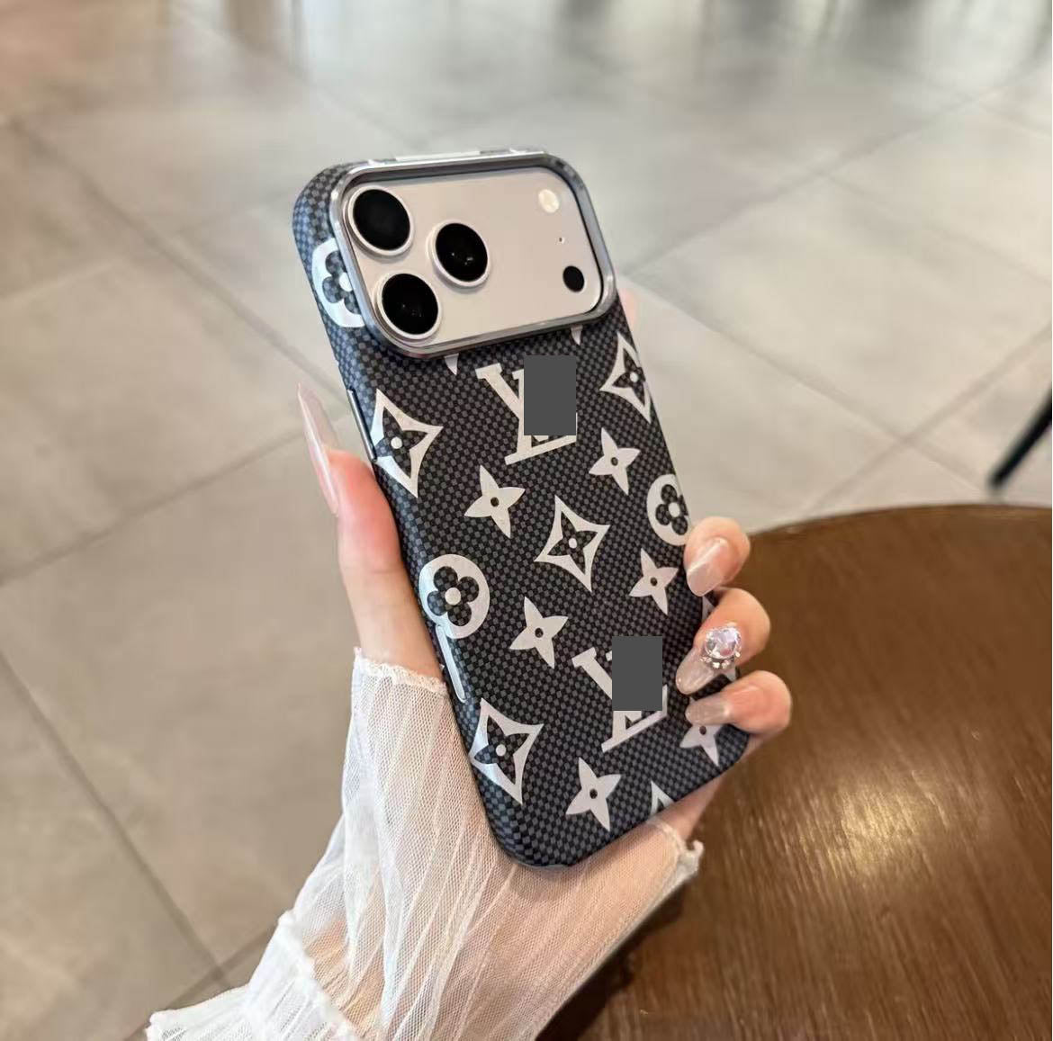 #66  スマホケース   カーボン調  耐衝撃・防振性能に優れ  iPhone14-17 に対応