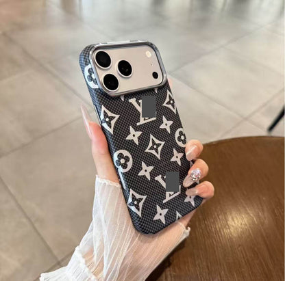 #66  スマホケース   カーボン調  耐衝撃・防振性能に優れ  iPhone14-17 に対応
