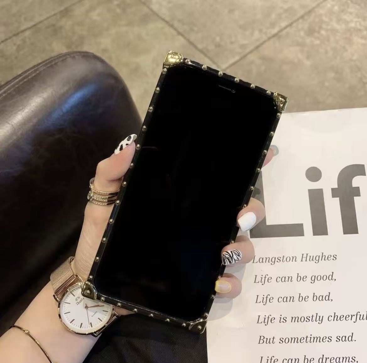 #225  スマホケース   四角形 耐衝撃・防振性能に優れ  iPhone12-16 に対応