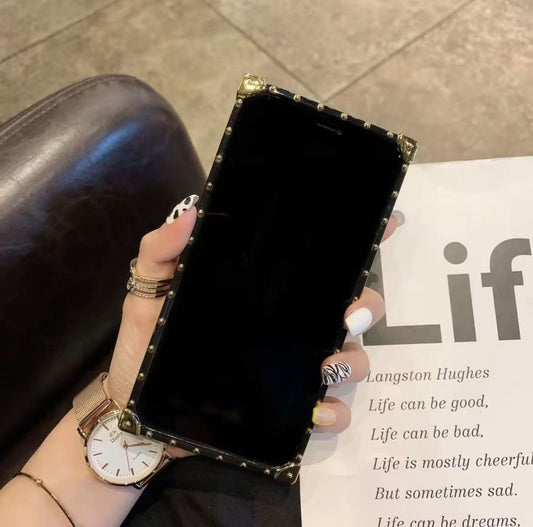 #225  スマホケース   四角形 耐衝撃・防振性能に優れ  iPhone12-16 に対応