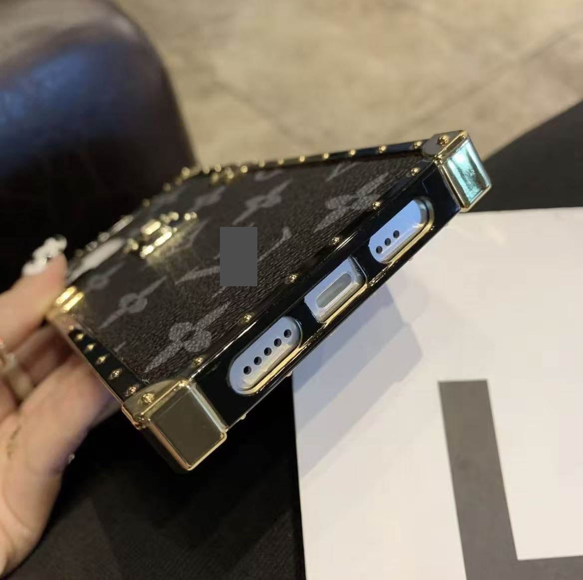 #225  スマホケース   四角形 耐衝撃・防振性能に優れ  iPhone12-16 に対応