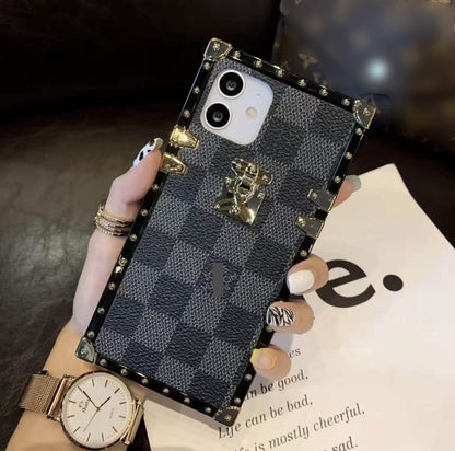 #225  スマホケース   四角形 耐衝撃・防振性能に優れ  iPhone12-16 に対応