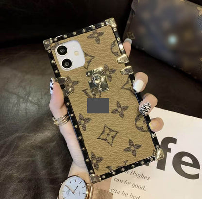 #225  スマホケース   四角形 耐衝撃・防振性能に優れ  iPhone12-16 に対応