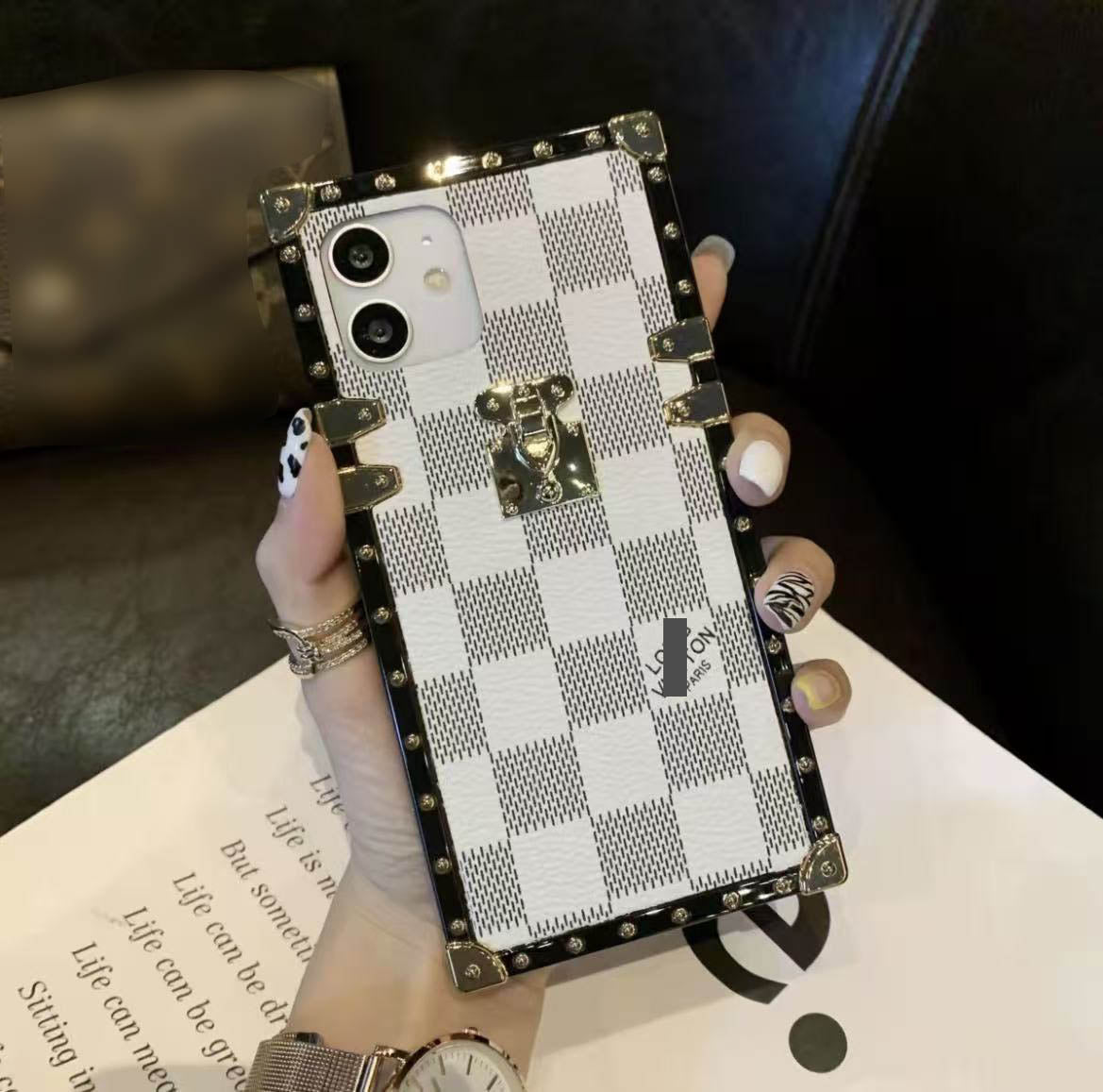 #225  スマホケース   四角形 耐衝撃・防振性能に優れ  iPhone12-16 に対応
