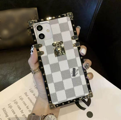 #225  スマホケース   四角形 耐衝撃・防振性能に優れ  iPhone12-16 に対応