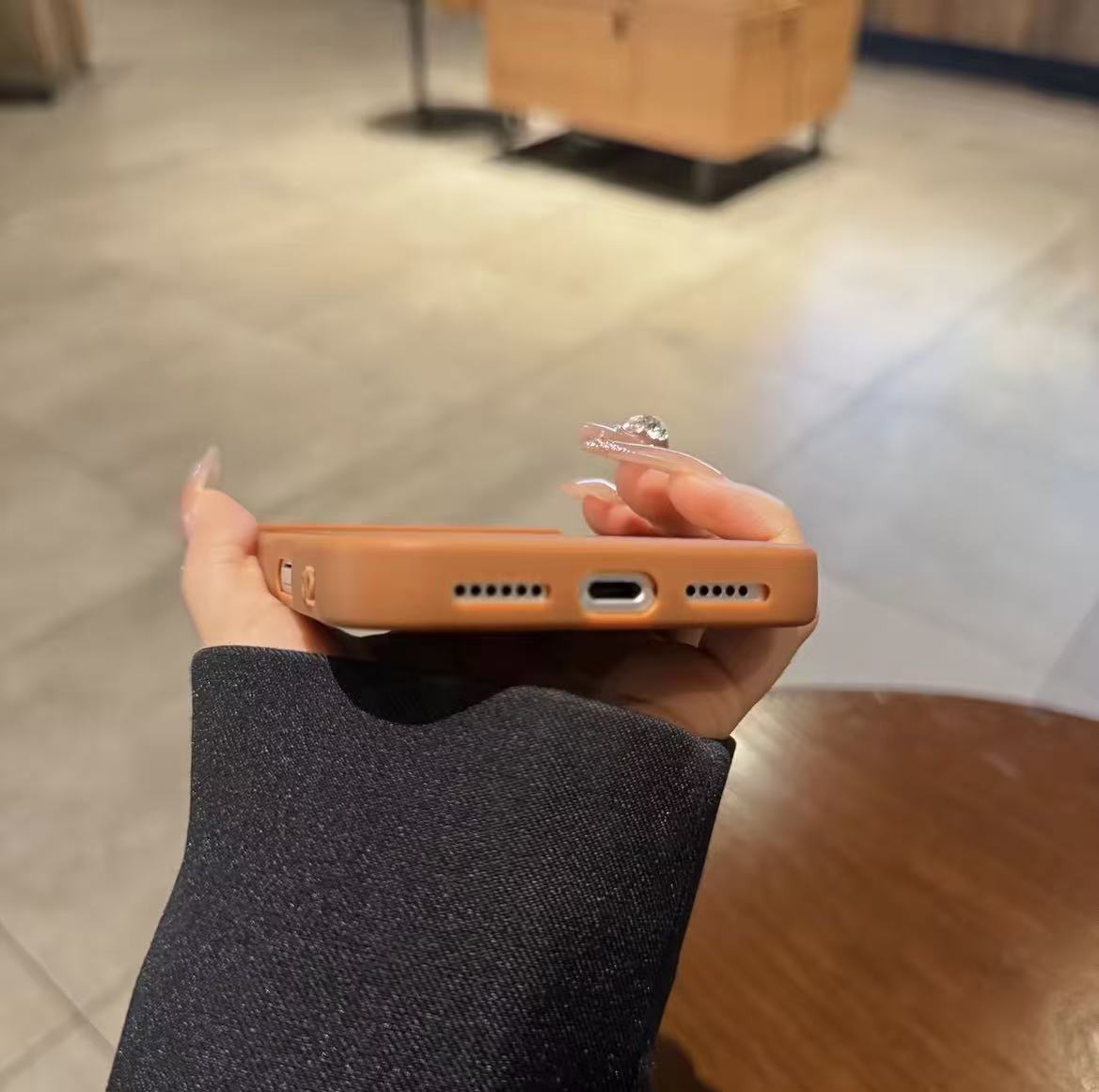 #88 スマホケース   耐衝撃・防振性能に優れ、iPhone13-17 に対応