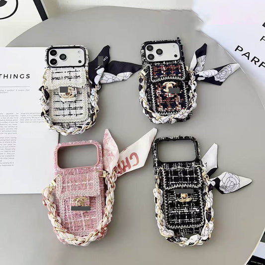 #524  スマホケース  ウール調シリーズ  リボンブレスレット付き カード収納付き  耐衝撃・防振性能に優れ、iPhone14-17に対応