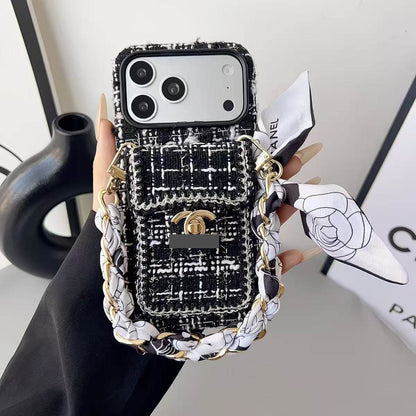 #524  スマホケース  ウール調シリーズ  リボンブレスレット付き カード収納付き  耐衝撃・防振性能に優れ、iPhone14-17に対応