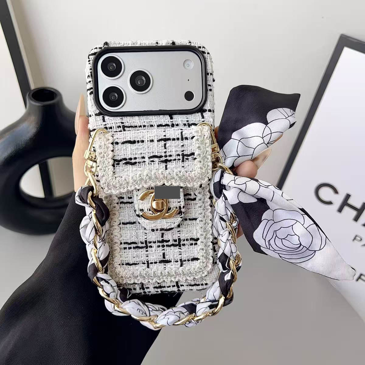 #524  スマホケース  ウール調シリーズ  リボンブレスレット付き カード収納付き  耐衝撃・防振性能に優れ、iPhone14-17に対応