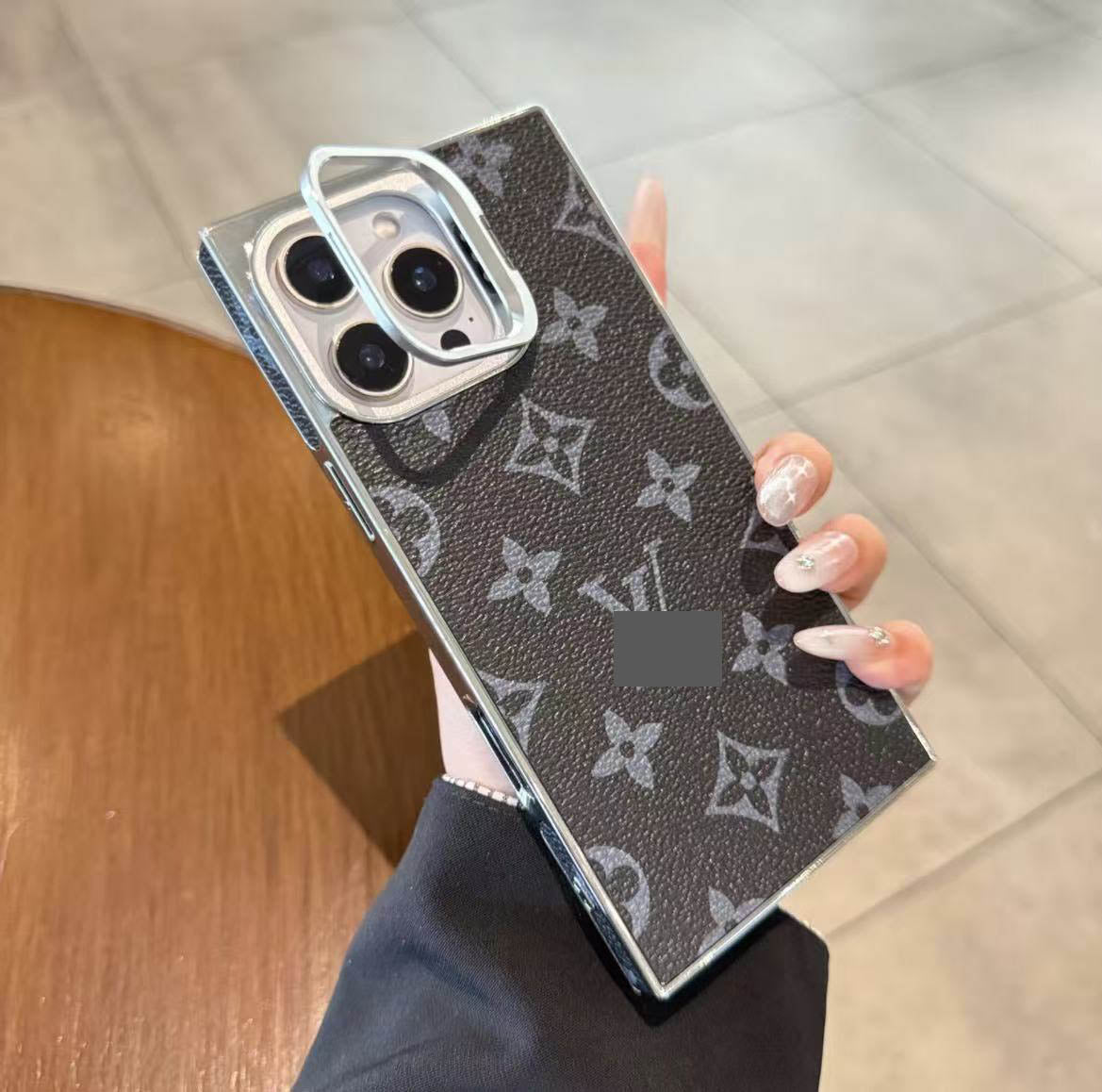 #230  スマホケース   四角形 耐衝撃・防振性能に優れ  iPhone13-17 に対応
