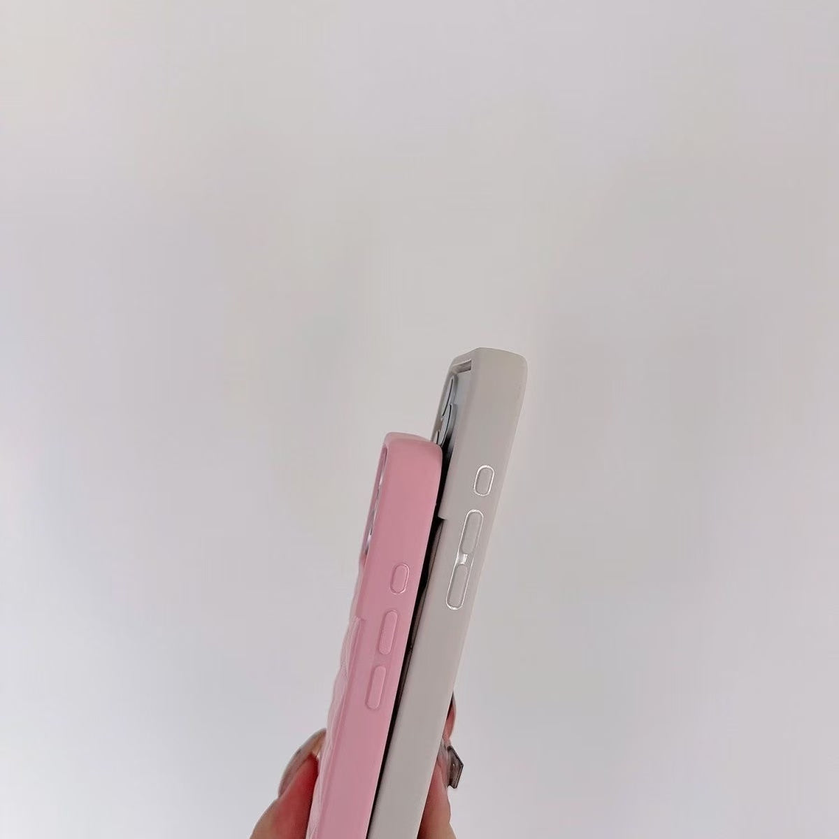 #104  スマホケース   耐衝撃・防振性能に優れ、iPhone13-17 に対応