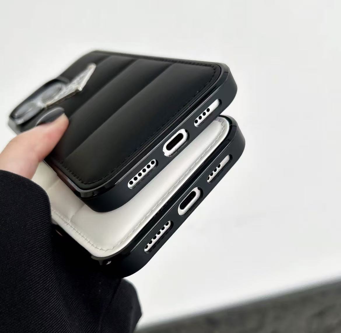 #233  スマホケース    耐衝撃・防振性能に優れ、iPhone13-17に対応