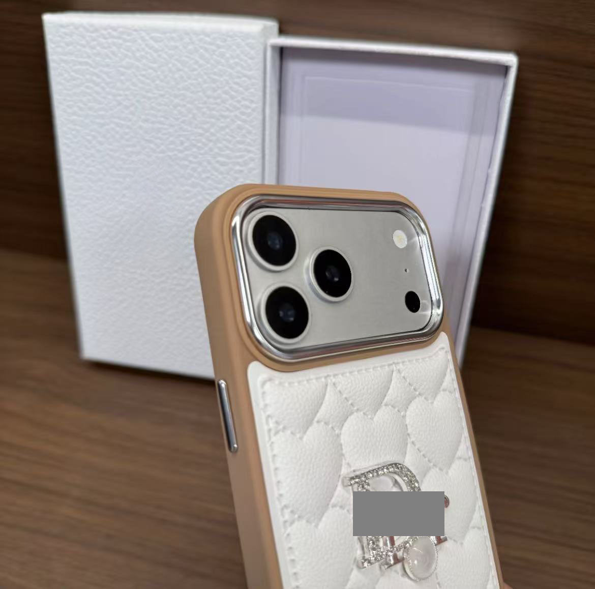 #49スマホケース     耐衝撃・防振性能に優れ、高級感あふれるスマホケースで、iPhone13~17 に対応