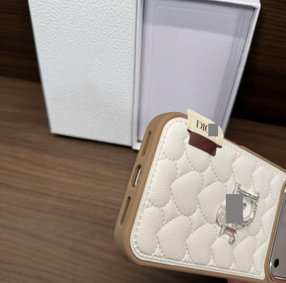 #49スマホケース     耐衝撃・防振性能に優れ、高級感あふれるスマホケースで、iPhone13~17 に対応