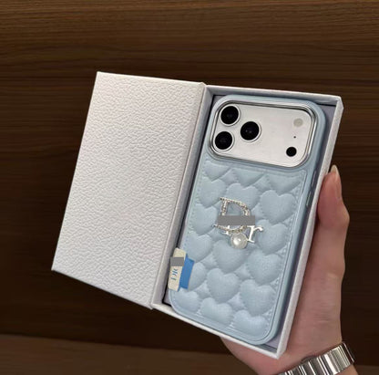 #49スマホケース     耐衝撃・防振性能に優れ、高級感あふれるスマホケースで、iPhone13~17 に対応