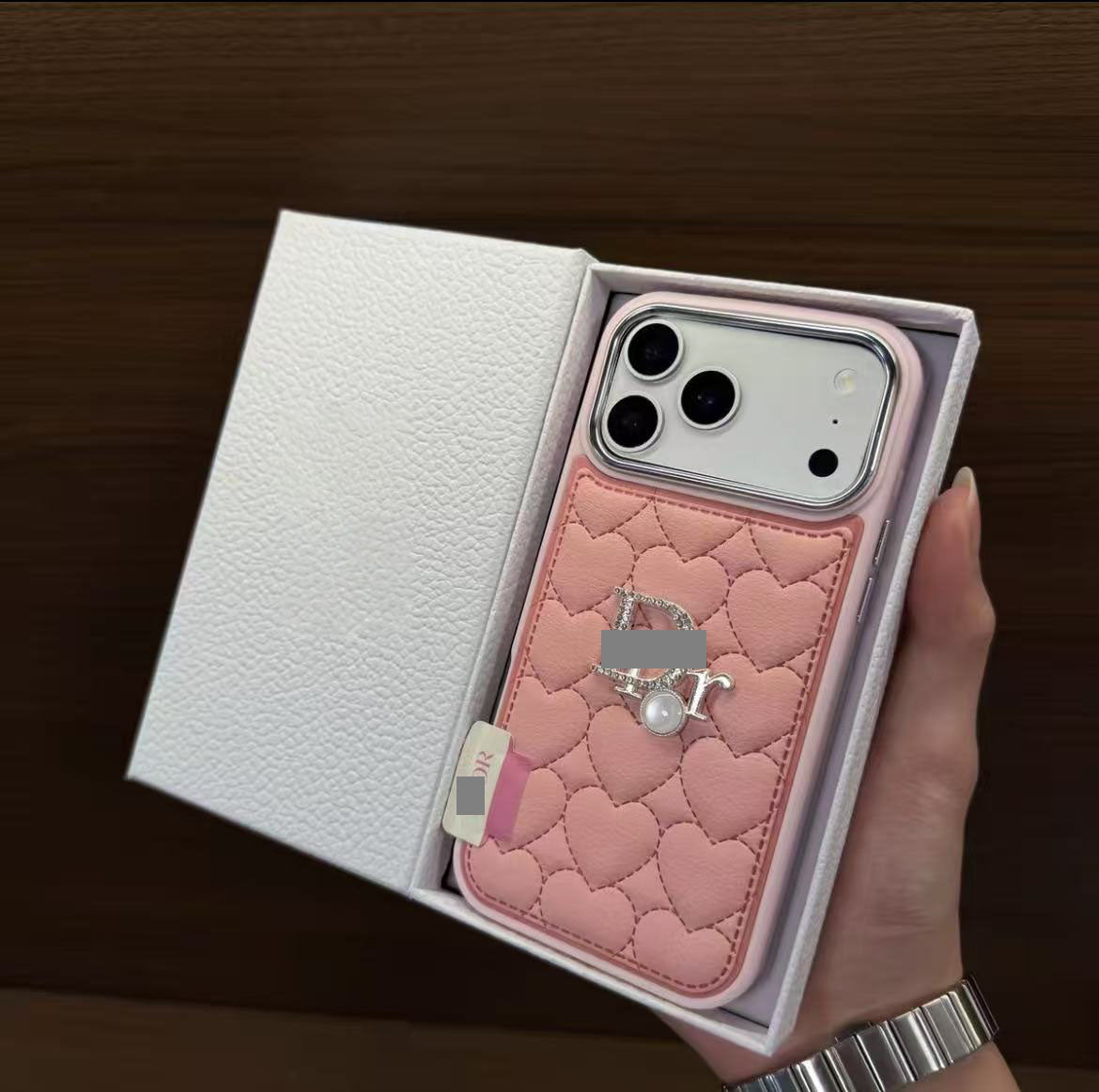#49スマホケース     耐衝撃・防振性能に優れ、高級感あふれるスマホケースで、iPhone13~17 に対応