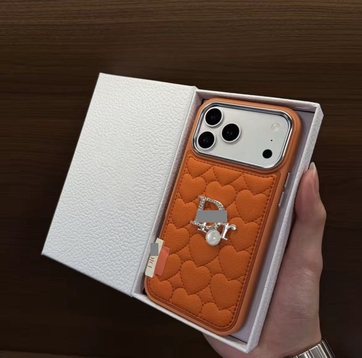 #49スマホケース     耐衝撃・防振性能に優れ、高級感あふれるスマホケースで、iPhone13~17 に対応