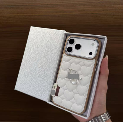 #49スマホケース     耐衝撃・防振性能に優れ、高級感あふれるスマホケースで、iPhone13~17 に対応