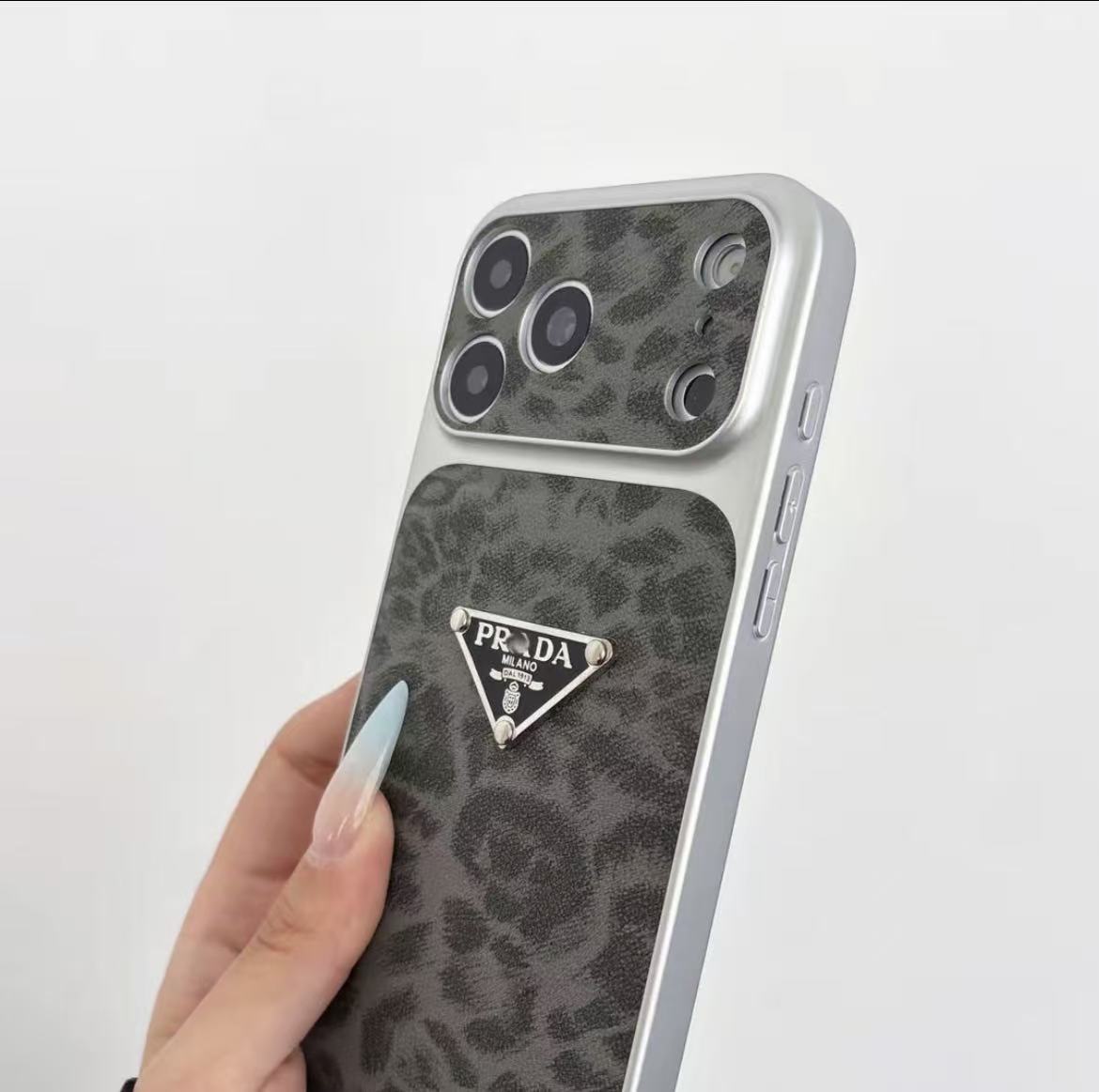 #41スマホケース    耐衝撃・防振性能に優れ、高級感あふれるスマホケースで、iPhone14~18 に対応