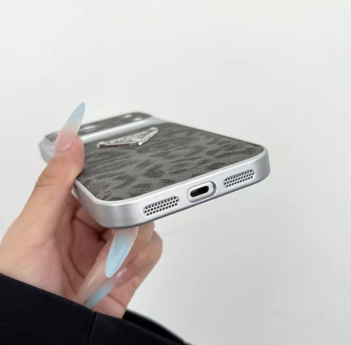 #41スマホケース    耐衝撃・防振性能に優れ、高級感あふれるスマホケースで、iPhone14~18 に対応