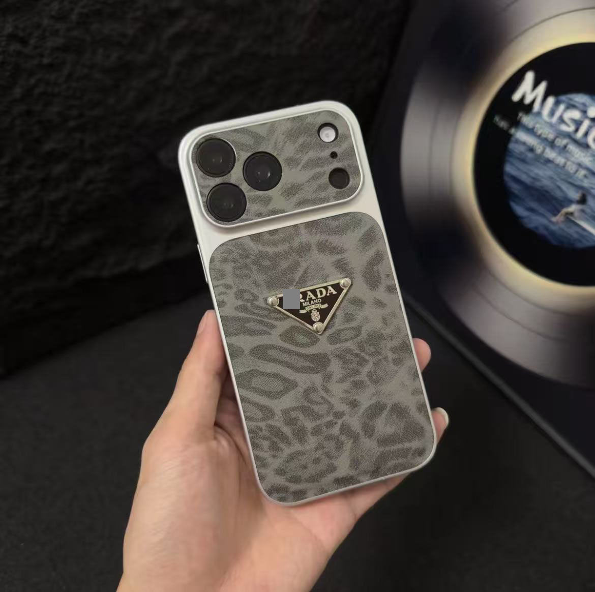 #41スマホケース    耐衝撃・防振性能に優れ、高級感あふれるスマホケースで、iPhone14~18 に対応