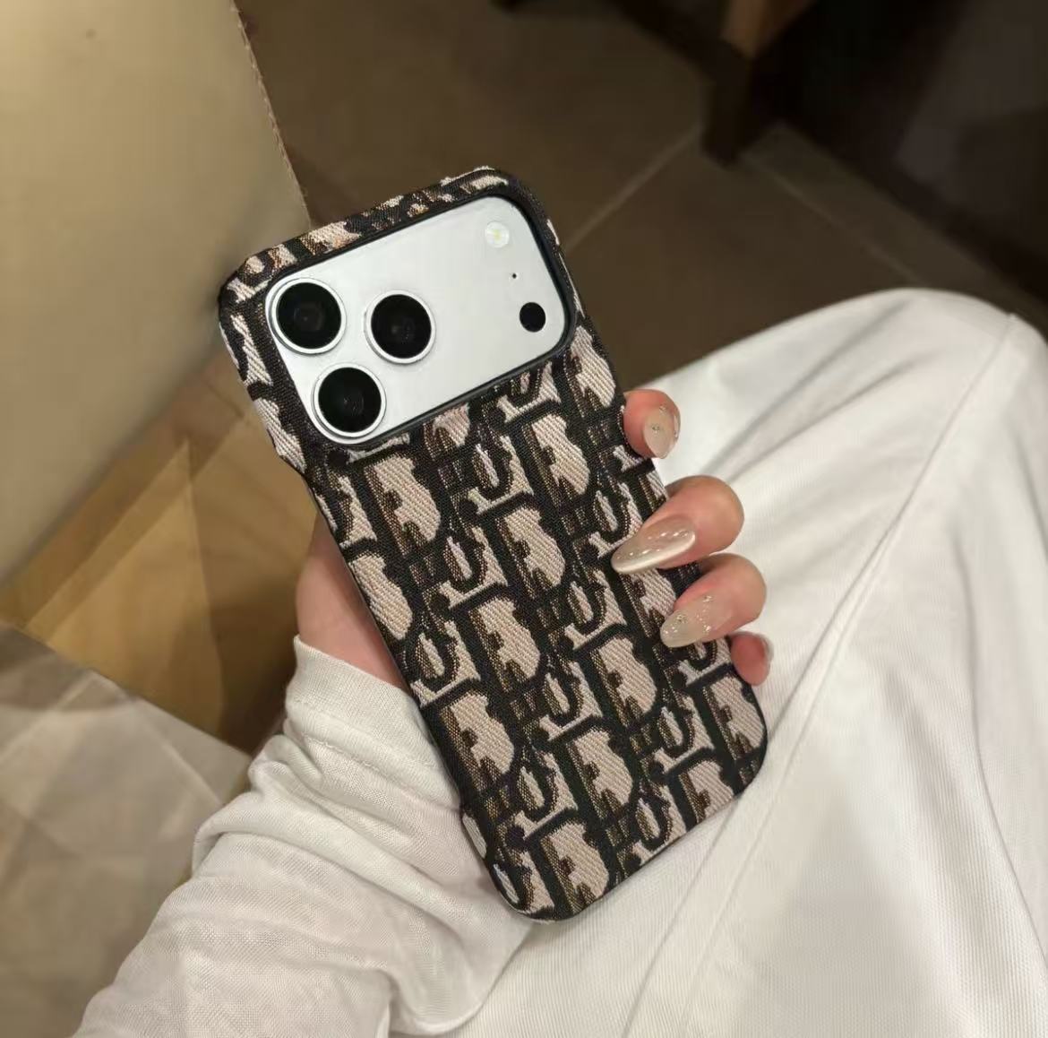 #39  スマホケース   耐衝撃・防振性能に優れ  iPhone14-17 に対応