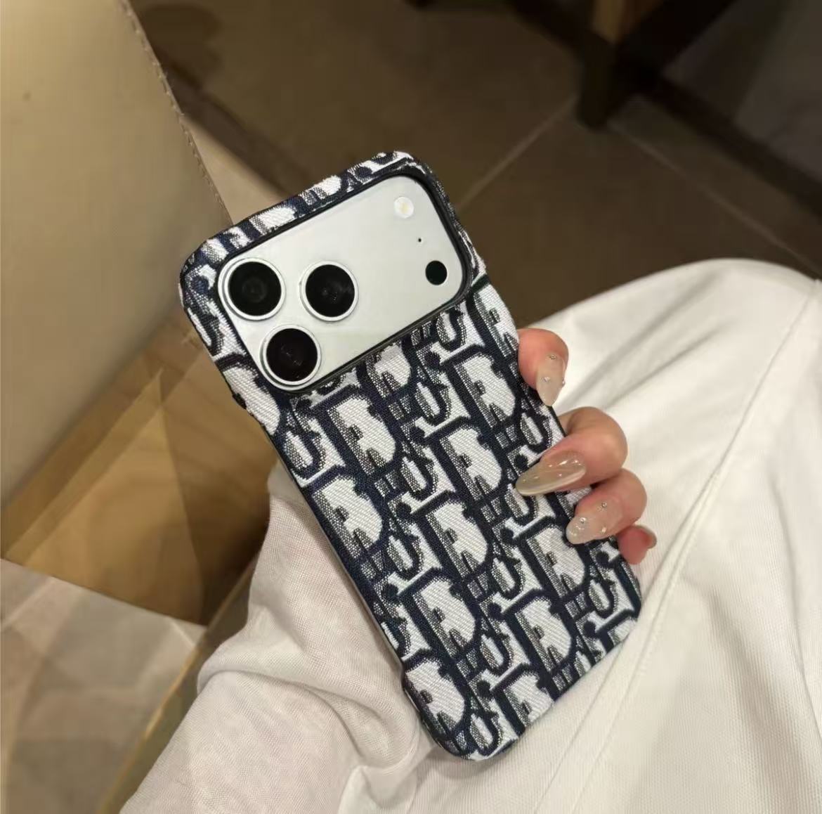 #39  スマホケース   耐衝撃・防振性能に優れ  iPhone14-17 に対応