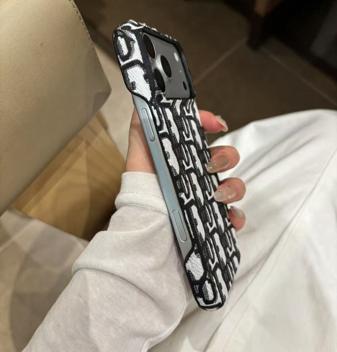 #39  スマホケース   耐衝撃・防振性能に優れ  iPhone14-17 に対応