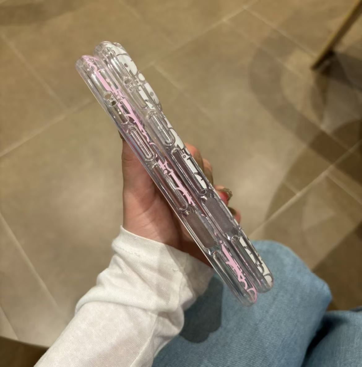 #241  スマホケース    耐衝撃・防振性能に優れ、高級感あふれるスマホケースで、iPhone15~18 に対応