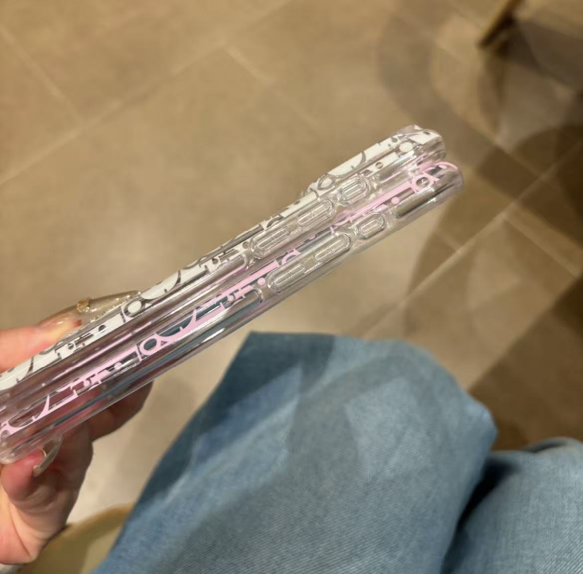 #40スマホケース    耐衝撃・防振性能に優れ、高級感あふれるスマホケースで、iPhone15~18 に対応